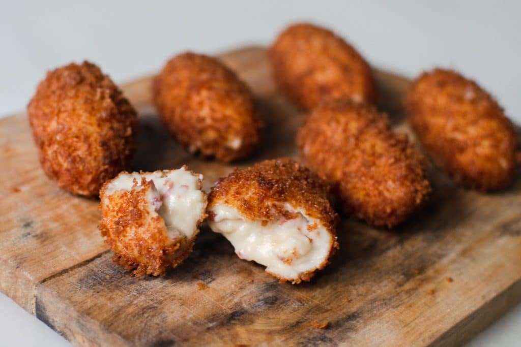 CROQUETAS PREMIUM DE CHIPIRONES EN SU TINTA 31 GRS * 84 uds (2,604 KGS)